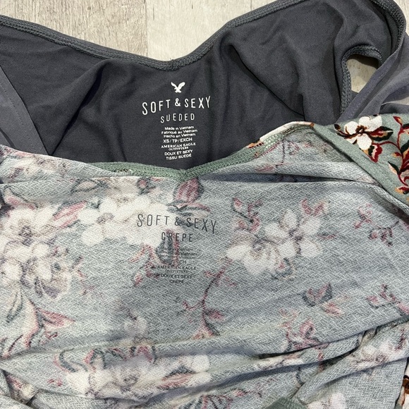 Bundle of 2 excellent condition tanks from American Eagle - Picture 2 of 4